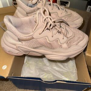 adidas ozweego taupe